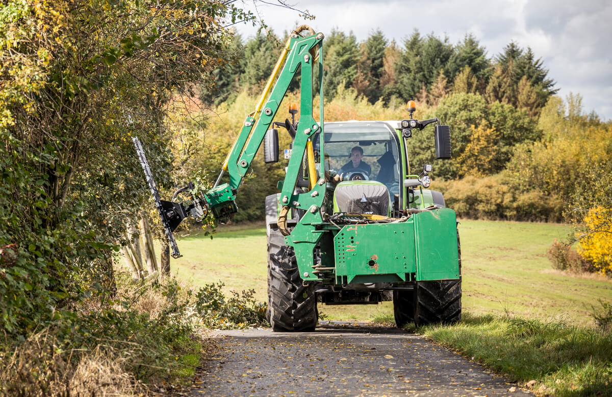 Heckenschere arbeitet